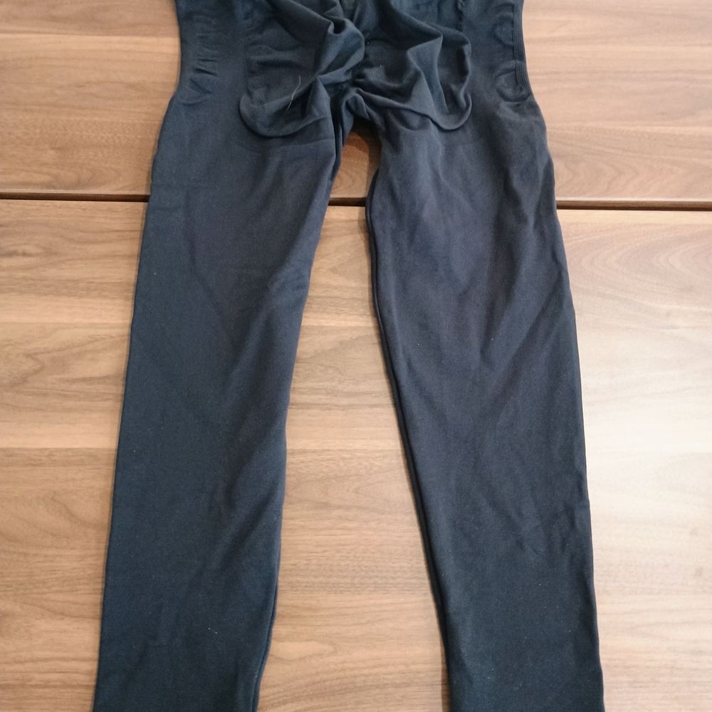 Black High-Waisted Leggings - Picture 2 of 4